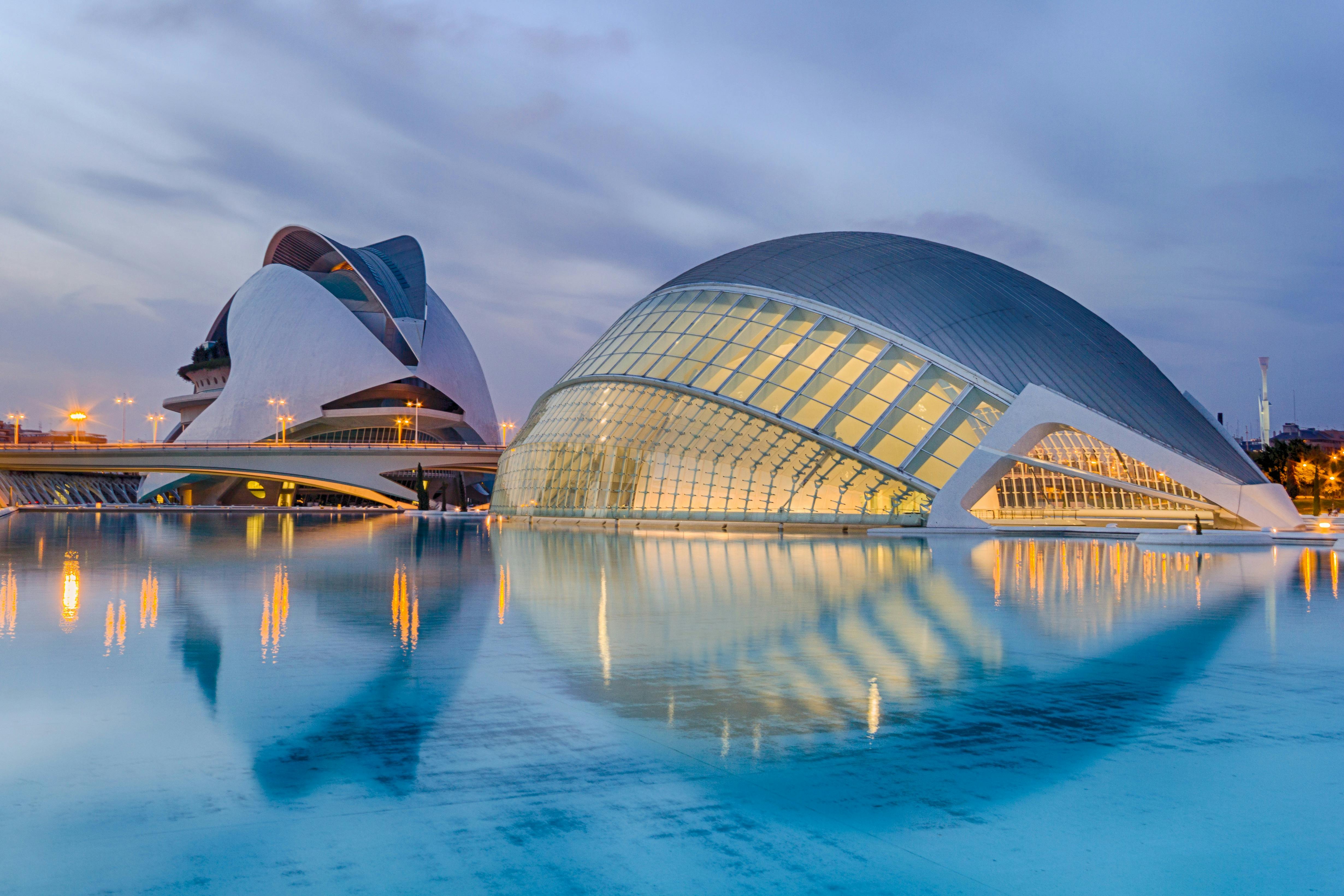 Moderne architectuur in Valencia tijdens een fietstour
