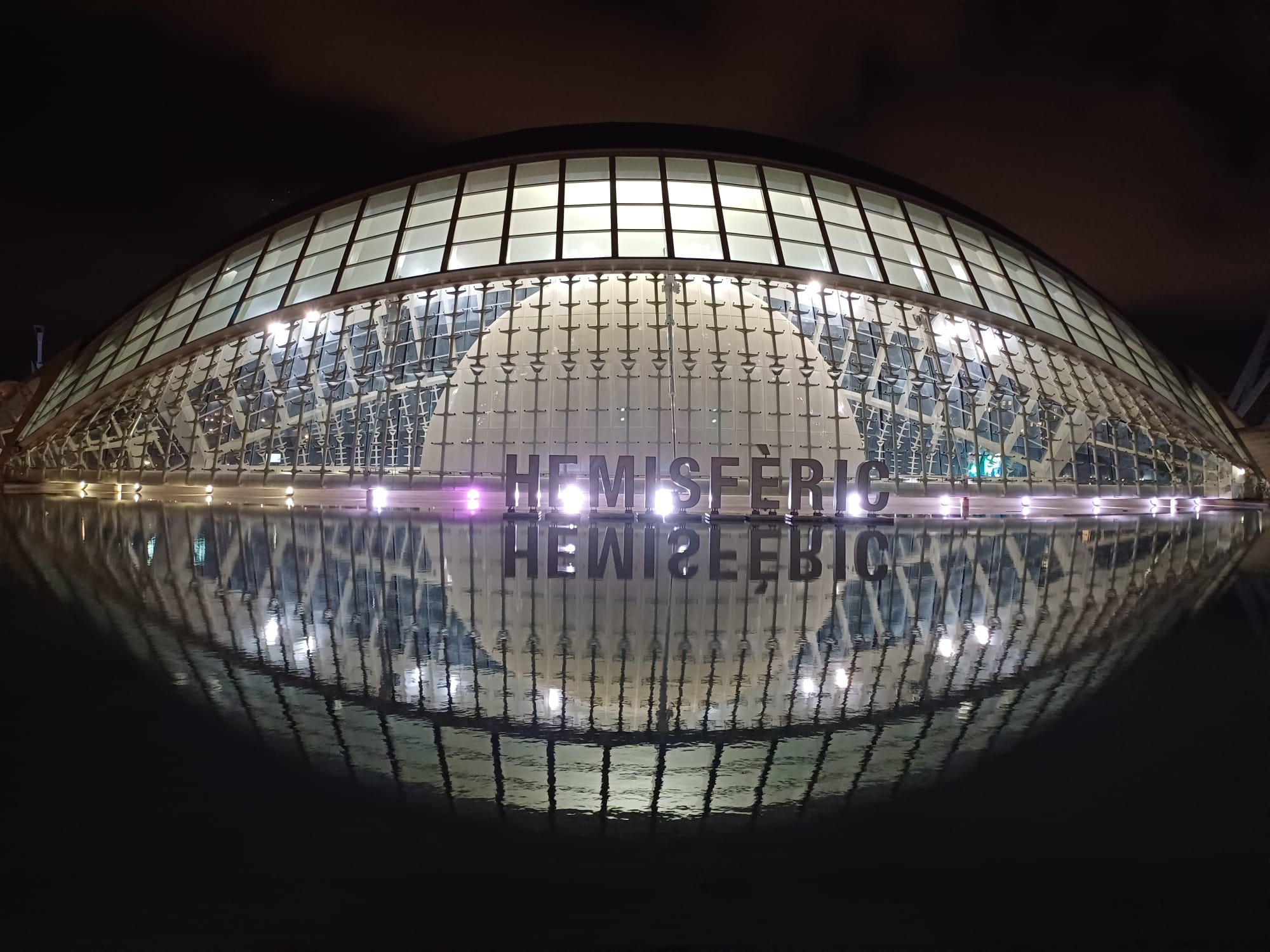 Hemisfèric 's nachts verlicht in Valencia