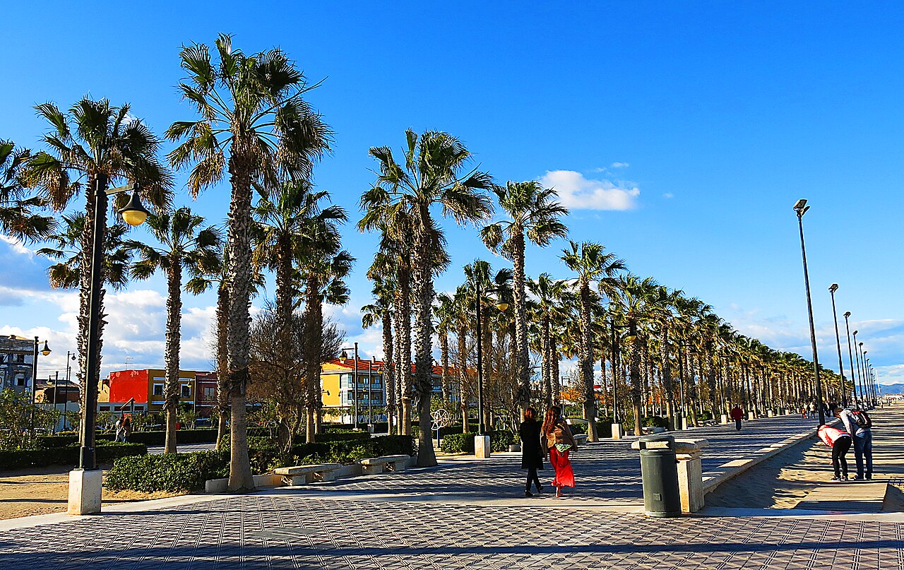 Boulevard met fietspad langs het strand van El Cabanyal
